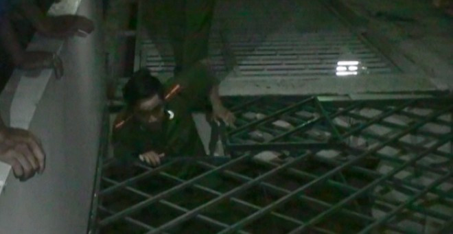 Lối thoát hiểm của tiếp viên nhà hàng Huyền Linh trèo sang nhà xóm trốn bị công an phát hiện.