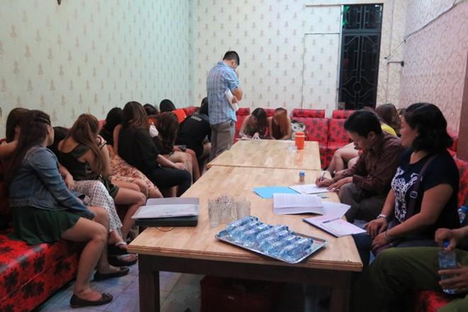 Bị kiểm tra, nhà hàng nhốt khách và tiếp viên cố thủ 