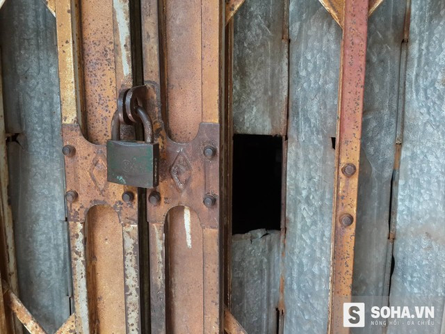  Theo con gái bà N, việc anh H khóa cửa để bà ở trong nhà một mình là vì sợ bị mất trộm. 