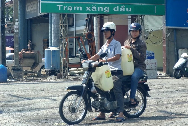 Bà Thanh Phương và đồng nghiệp trong một lần nhập vai khách mua xăng. Ảnh: NVCC.