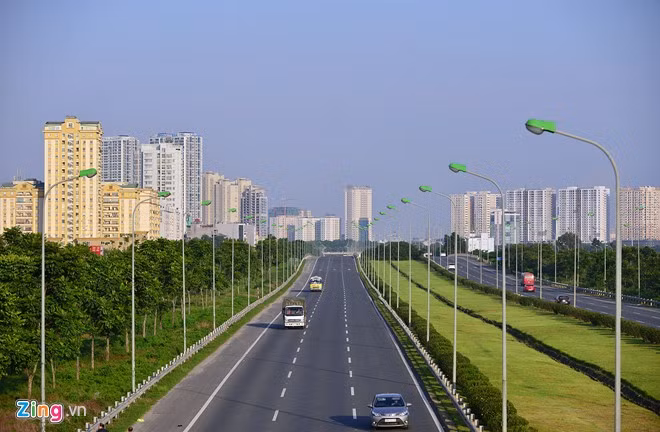 Tại hướng Tây Nam, người dân đi trên Đại lộ Thăng Long nhìn về trung tâm thủ đô là những tòa nhà san sát, tạo cảm giác như đang ở nước ngoài. Ảnh: Lê Hiếu. Hà Nội hiện đại nhìn từ trên cao