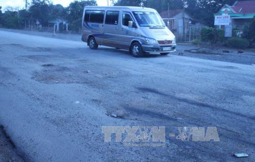 Quốc lộ 13 vừa rải thảm nhựa đã hỏng ảnh 1