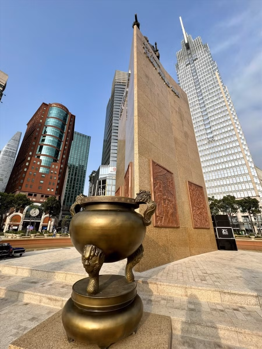 Lư hương đã được cung thỉnh về lại trước tượng Đức Thánh Trần Hưng Đạo ở công viên Mê Linh sau hơn 3 năm kể từ ngày di dời về Đền thờ Đức Thánh Trần Hưng Đạo.