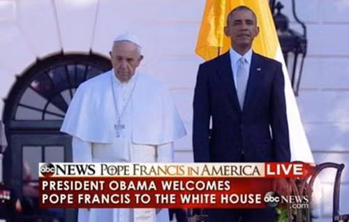 Sau khi hai nhân vật chào nhau, họ nghe quốc ca của Mỹ và thánh ca của Giáo hội Thiên chúa. Đây là chuyến thăm Mỹ đầu tiên của Giáo hoàng Francis kể từ khi ông trở thành người đứng đầu tòa thánh Vatican.