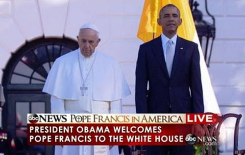 Sau khi hai nhân vật chào nhau, họ nghe quốc ca của Mỹ và thánh ca của Giáo hội Thiên chúa. Đây là chuyến thăm Mỹ đầu tiên của Giáo hoàng Francis kể từ khi ông trở thành người đứng đầu tòa thánh Vatican.