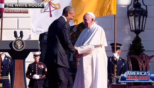 Ông Obama bắt tay Giáo hoàng Francis sau khi kết thúc bài phát biểu. Ảnh: Twitter