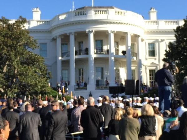 Rất nhiều người tập trung ở bãi cỏ phía nam của Nhà Trắng để chờ đợi sự xuất hiện của người đứng đầu Giáo hội Thiên chúa giáo.