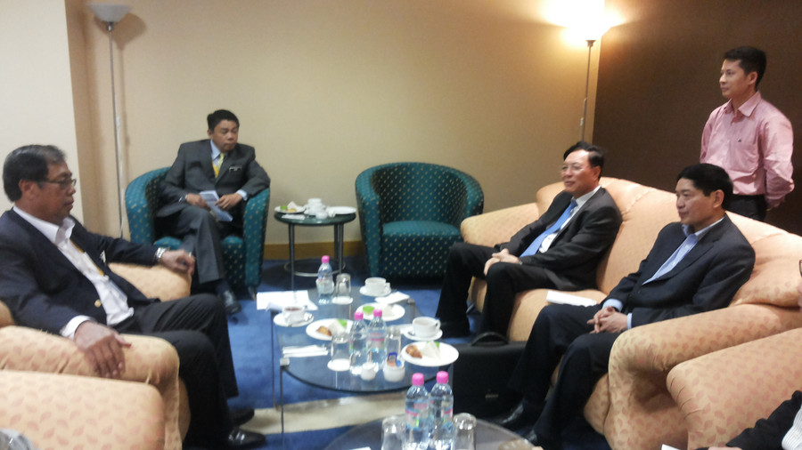 Đại diện Bộ Giáo dục Malaysia (trái) đón GS.TS Phạm Vũ Luận - Chủ tịch Hội đồng SEAMEO, Bộ trưởng Bộ Giáo dục và Đào tạo nước CHXHCN Việt Nam - cùng đoàn công tác tại sân bay quốc tế tối 1/3.