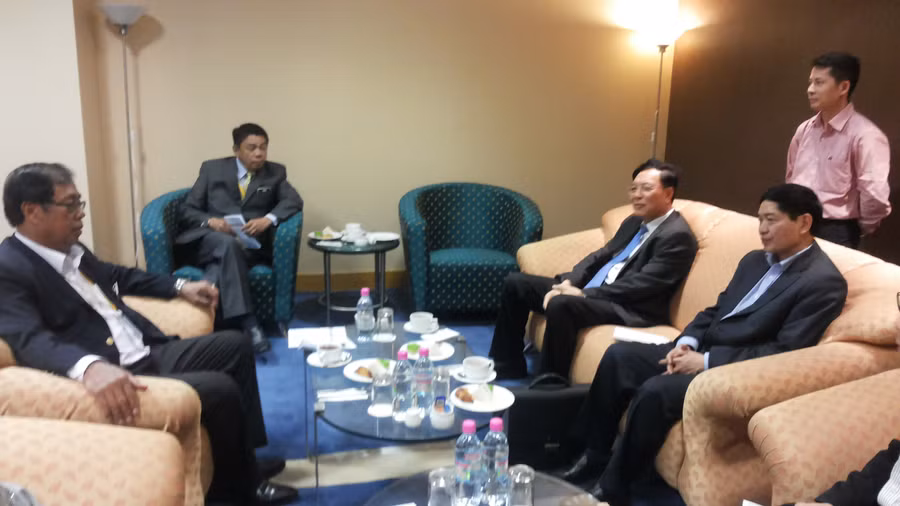 Đại diện Bộ Giáo dục Malaysia (trái) đón GS.TS Phạm Vũ Luận - Chủ tịch Hội đồng SEAMEO, Bộ trưởng Bộ Giáo dục và Đào tạo nước CHXHCN Việt Nam - cùng đoàn công tác tại sân bay quốc tế tối 1/3.