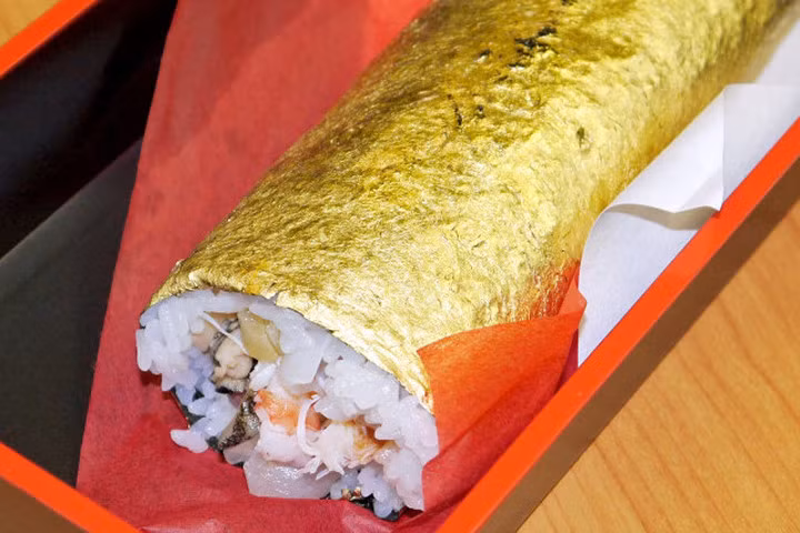 Sushi bọc vàng giá hơn 2 triệu đồng/cuộn