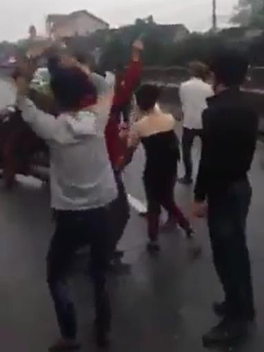 Nhóm thanh niên nhảy múa giữa quốc lộ 1A sau tiệc cưới - Ảnh 1 Nhom thanh nien nhay mua giua quoc lo 1A sau tiec cuoi - Anh 1