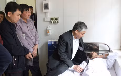 Thuong binh bi hanh hung o Ha Noi: Xem xet khoi to vu viec - Anh 1
