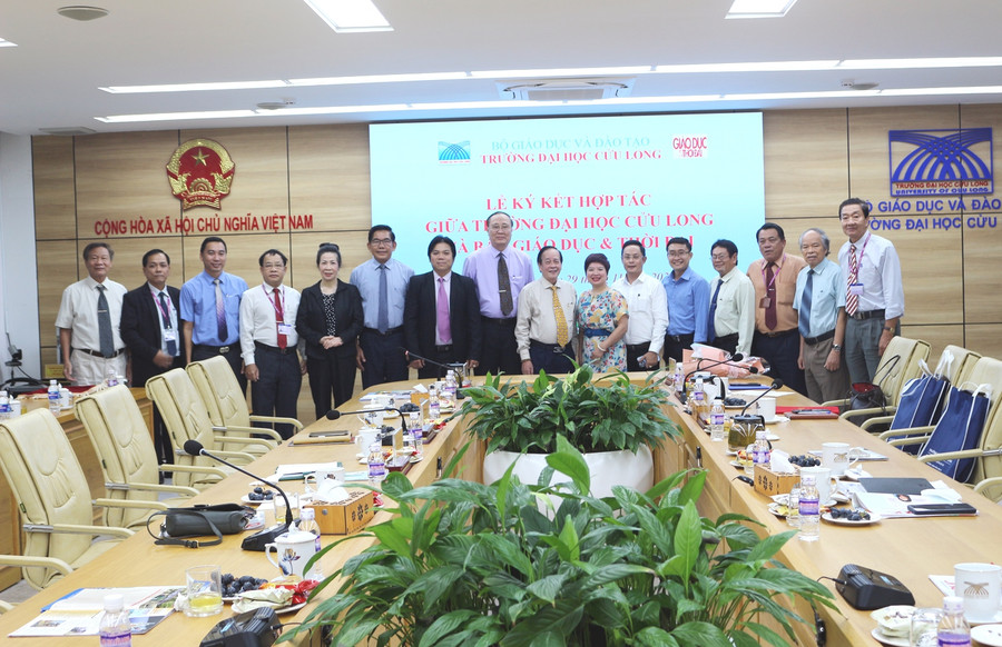 Quang cảnh lễ ký kết hợp tác truyền thông giữa Báo GD&amp;TĐ và Trường ĐH Cửu Long.