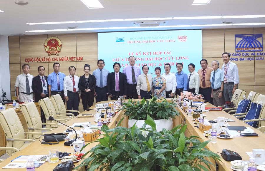 Quang cảnh lễ ký kết hợp tác truyền thông giữa Báo GD&amp;TĐ và Trường ĐH Cửu Long.