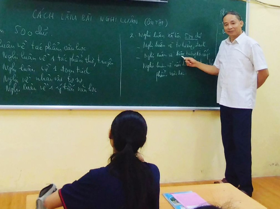 Nhà giáo Nguyễn Văn Lự trong giờ ôn tập. Ảnh: NVCC