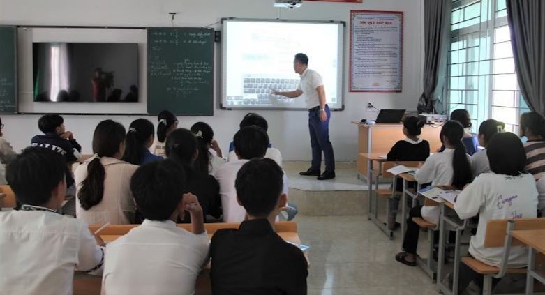 Thầy trò Trường DTNT THPT Nậm Nhùn ứng dụng công nghệ thông tin trong dạy học. Thầy trò Trường DTNT THPT Nậm Nhùn ứng dụng công nghệ thông tin trong dạy học.