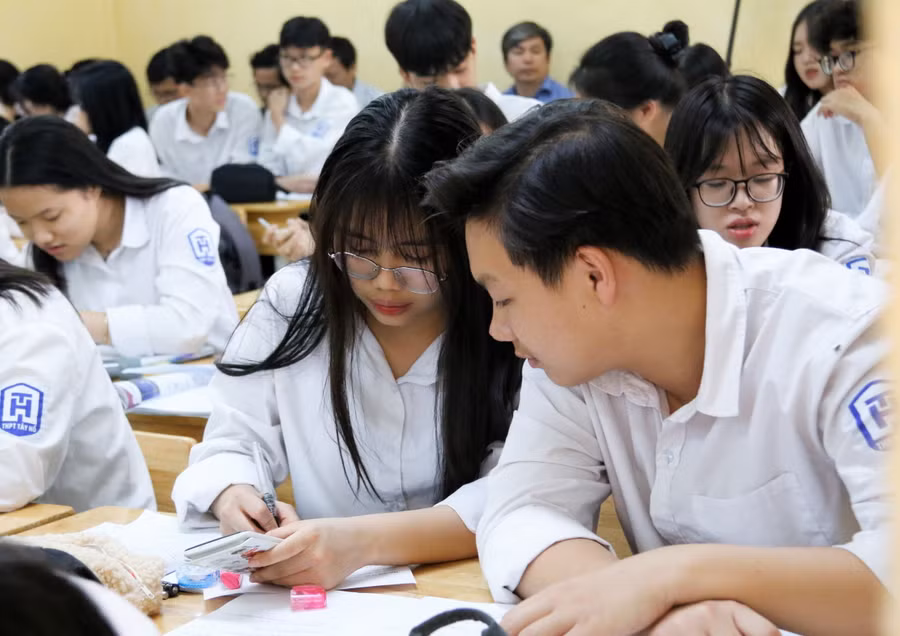 Học sinh Trường THPT Tây Hồ trong giờ học Toán.