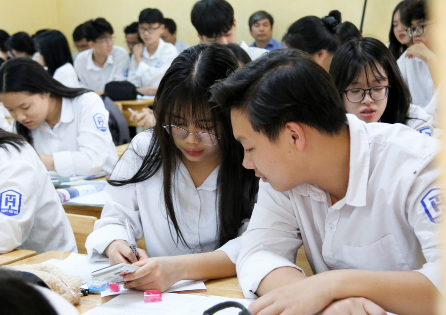 Học sinh Trường THPT Tây Hồ trong giờ học Toán. Học sinh Trường THPT Tây Hồ trong giờ học Toán.
