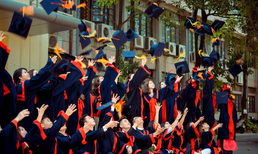 Các tân cử nhân Học viện quản lý Giáo dục. Ảnh: NTCC