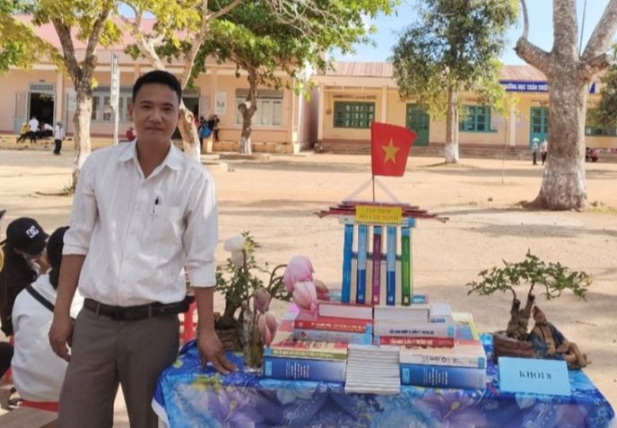 Thầy Lê Văn Vỹ thường xuyên tìm tòi công nghệ mới ứng dụng vào giảng dạy môn Địa lý. Ảnh: NVCC