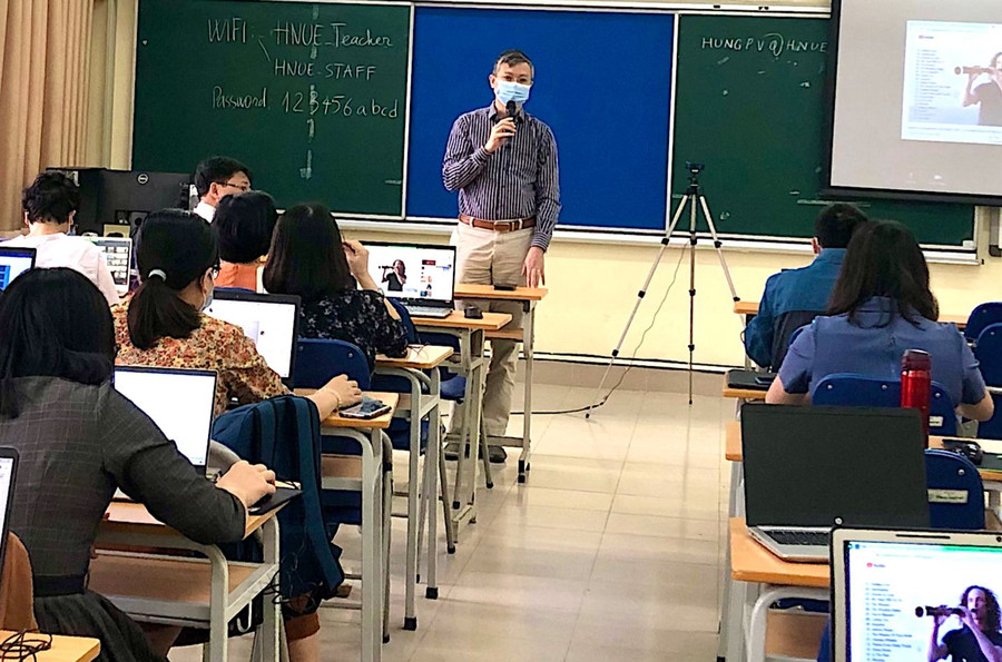 PGS.TS Nguyễn Văn Hiền, Phó Hiệu trưởng Trường ĐHSP Hà Nội phát biểu trong đợt tập huấn tại Trường. Ảnh: website nhà trường