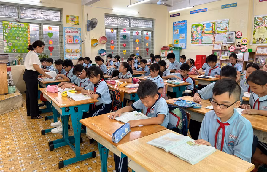 Giáo viên Trường Tiểu học Phú Thọ, Quận 11, TPHCM trong giờ lên lớp.