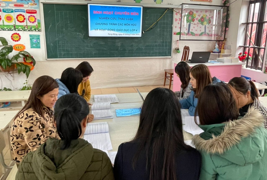 Giáo viên Trường Tiểu học thị trấn Rạng Đông (Nghĩa Hưng, Nam Định) sinh hoạt chuyên môn. Ảnh: NTCC Giáo viên Trường Tiểu học thị trấn Rạng Đông (Nghĩa Hưng, Nam Định) sinh hoạt chuyên môn. Ảnh: NTCC