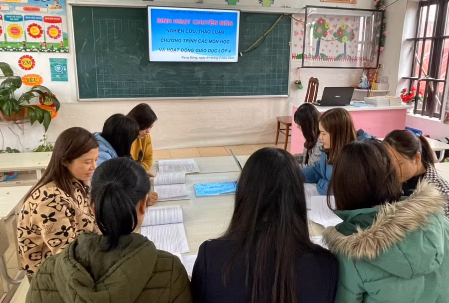 Giáo viên Trường Tiểu học thị trấn Rạng Đông (Nghĩa Hưng, Nam Định) sinh hoạt chuyên môn. Ảnh: NTCC