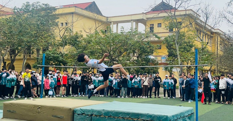Học sinh thi môn Nhảy cao tại Trường THPT A Hải Hậu (Nam Định). Ảnh: TG Học sinh thi môn Nhảy cao tại Trường THPT A Hải Hậu (Nam Định). Ảnh: TG