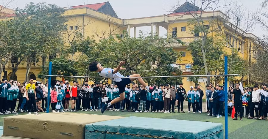 Học sinh thi môn Nhảy cao tại Trường THPT A Hải Hậu (Nam Định). Ảnh: TG