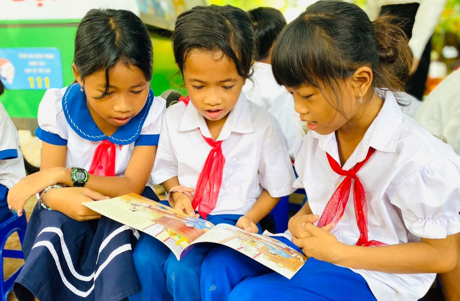Học sinh Trường Tiểu học &amp; THCS A Xing say sưa đọc sách. Ảnh: NTCC