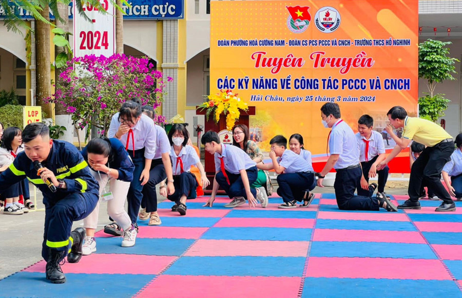 Thượng úy Nguyễn Hồng Linh - cán bộ Phòng Cảnh sát PCCC&amp;CNCH - Công an TP Đà Nẵng truyền đạt những kiến thức cơ bản về công tác phòng cháy, chữa cháy.