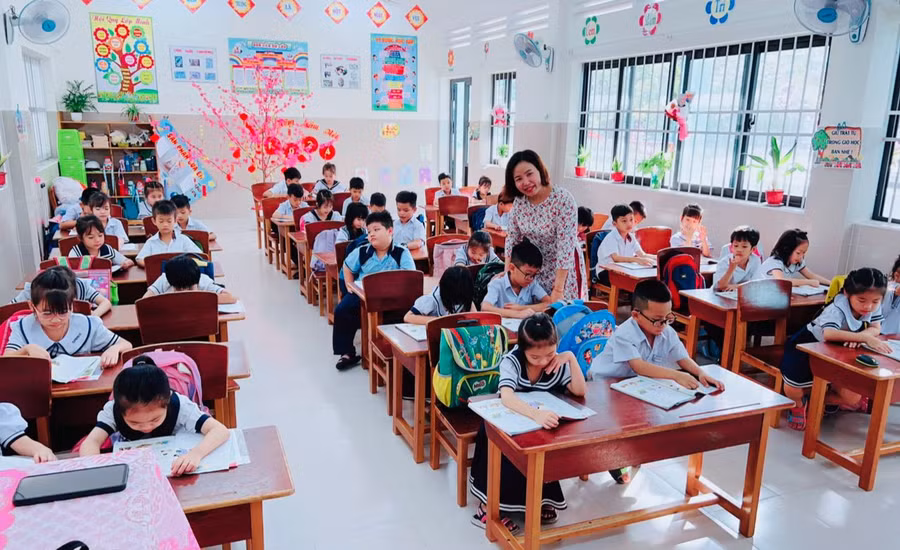 Cô Võ Thị Hoa và học trò tại Trường Tiểu học Cao Văn Ngọc (Côn Đảo). Ảnh: NVCC