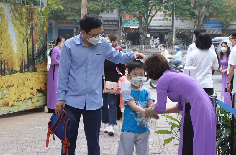 Trẻ mầm non Hà Nội ngày đầu tiên trở lại trường.