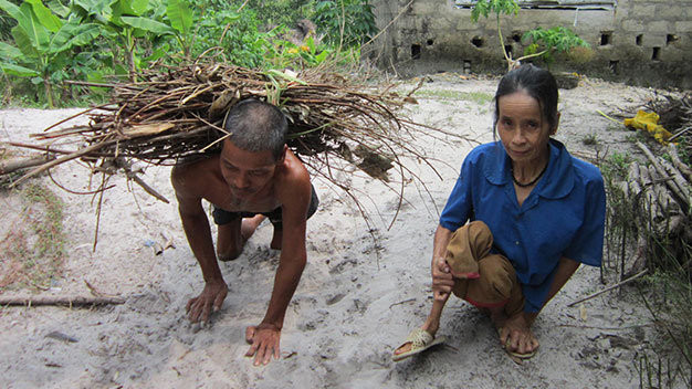 Chồng bò vợ lết kiếm sống qua ngày, nhưng họ luôn hạnh phúc bên nhau. Mô tả ảnh.