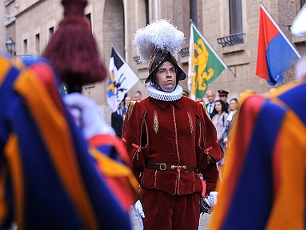 Chỉ huy Daniel Anrig tại một buổi lễ ở Vatican. Nguồn: telegraph.co.uk