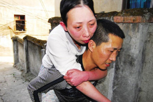 Anh Khánh ngày ngày cõng vợ trên lưng. Mô tả ảnh.