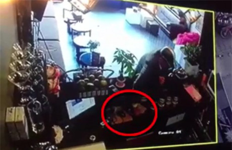 Quý ông diện com lê trộm điện thoại nhanh như chớp trong quán cafe - Ảnh 1 Quy ong dien com le trom dien thoai nhanh nhu chop trong quan cafe - Anh 1