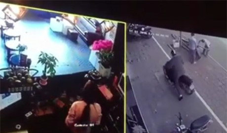 Quý ông diện com lê trộm điện thoại nhanh như chớp trong quán cafe - Ảnh 3 Quy ong dien com le trom dien thoai nhanh nhu chop trong quan cafe - Anh 3