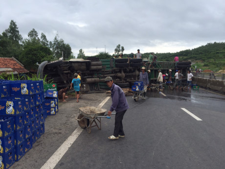 Xe chở bia lật ngang đường, công an và người dân cùng giúp gom bia - Ảnh 2 Xe cho bia lat ngang duong, cong an va nguoi dan cung giup gom bia - Anh 2
