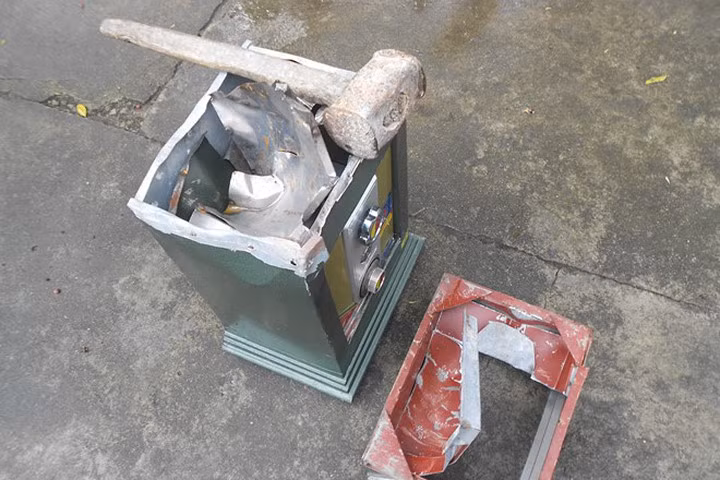 Két sắt cất lương của 100 giáo viên bị đục