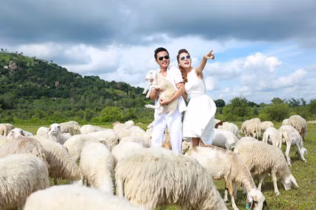 Em nuoi Hoai Linh ket hon voi ban gai kem 15 tuoi - Anh 11