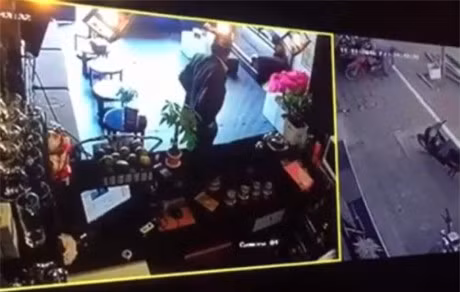 Quy ong dien com le trom dien thoai nhanh nhu chop trong quan cafe - Anh 2