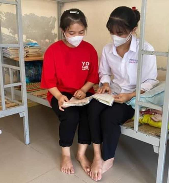 Học sinh khu nội trú Trường THPT Phạm Phú Thứ tranh thủ ôn bài trước khi di chuyển sang trường dự thi Học sinh khu nội trú Trường THPT Phạm Phú Thứ tranh thủ ôn bài trước khi di chuyển sang trường dự thi