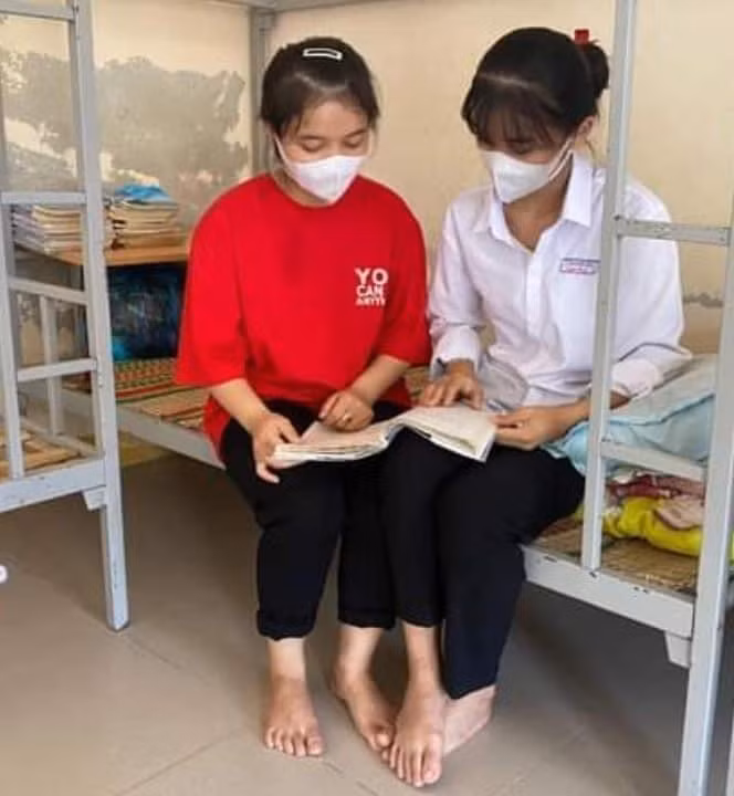 Học sinh khu nội trú Trường THPT Phạm Phú Thứ tranh thủ ôn bài trước khi di chuyển sang trường dự thi