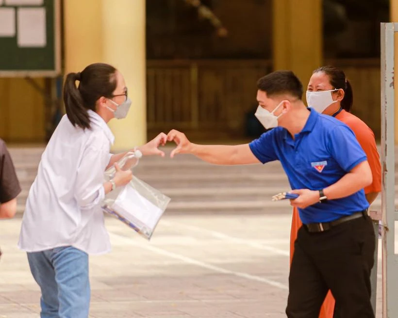 Tình nguyện viên tại điểm thi Trường THPT Trần Phú chúc thí sinh hoàn thành tốt bài thi tổ hợp