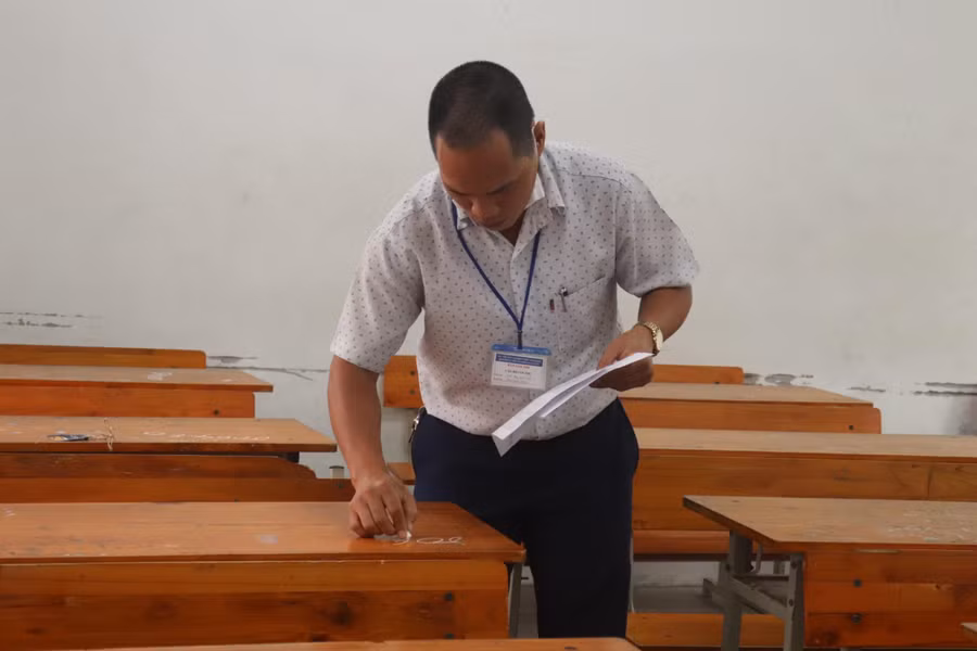 Cán bộ coi thi tại điểm thi Trường THPT Phan Châu Trinh đánh số báo danh trước khi gọi thí sinh vào phòng thi.