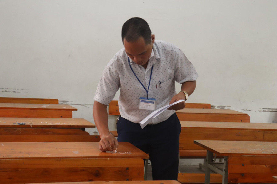 Cán bộ coi thi tại điểm thi Trường THPT Phan Châu Trinh đánh số báo danh trước khi gọi thí sinh vào phòng thi. Cán bộ coi thi tại điểm thi Trường THPT Phan Châu Trinh đánh số báo danh trước khi gọi thí sinh vào phòng thi.