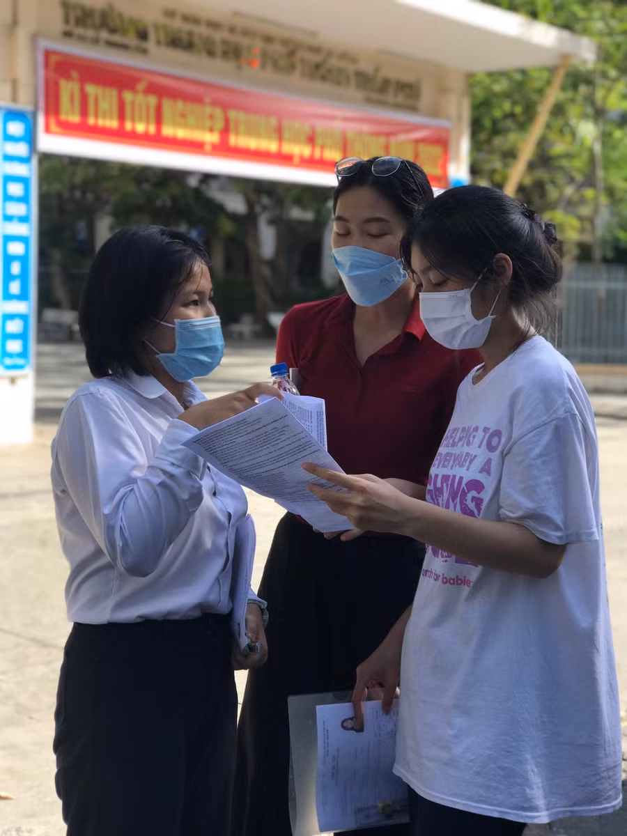 Thí sinh Đà Nẵng trao đổi bài thi sau buổi thi môn Toán Thí sinh Đà Nẵng trao đổi bài thi sau buổi thi môn Toán