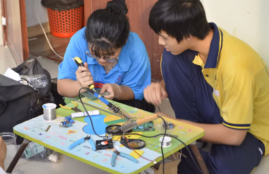 Tiết học của học sinh khóa hè “Em là kỹ sư Điện - Điện tử tương lai” của Trường ĐH Bách khoa - ĐHQG TPHCM.